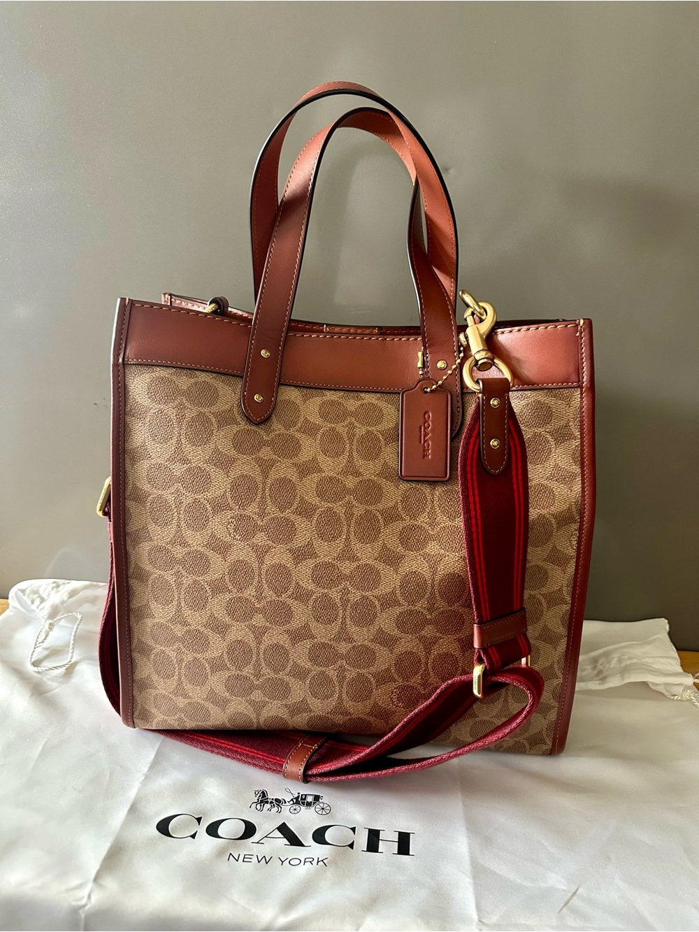 Coach Field Horse And Carriage Print Tote Bag
Item No. C0776